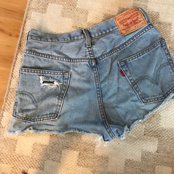 Vintage Levi high waisted denim shorts - Picture 2 of 3